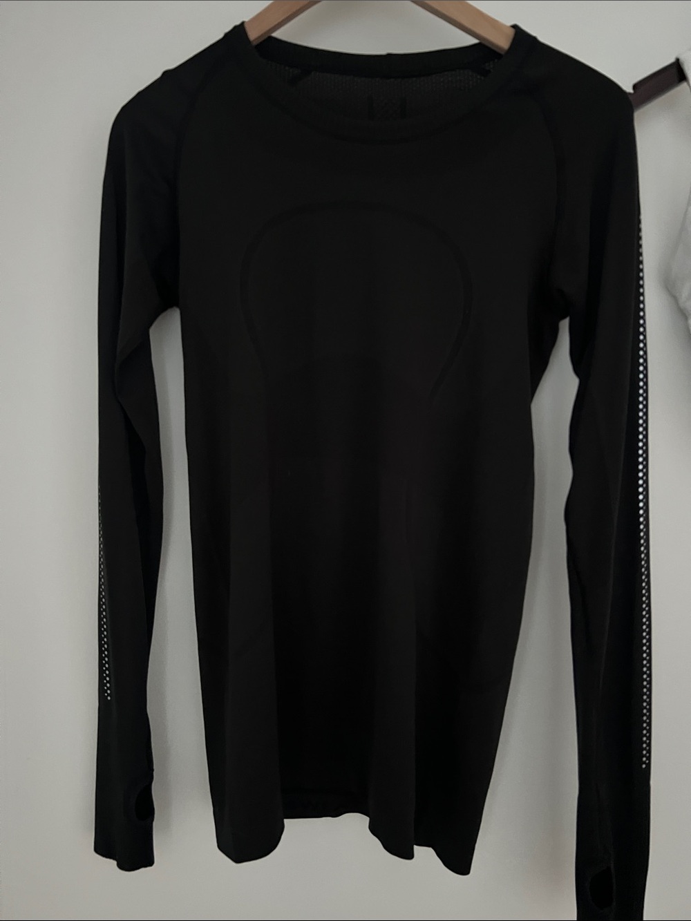 Lululemon like new black size 8 reflective sleeves swiftly run top